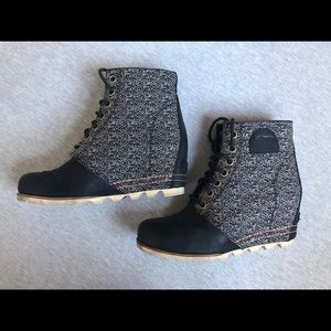 Sorel 9.5 Black Wedge Lace-up Waterproof Boots